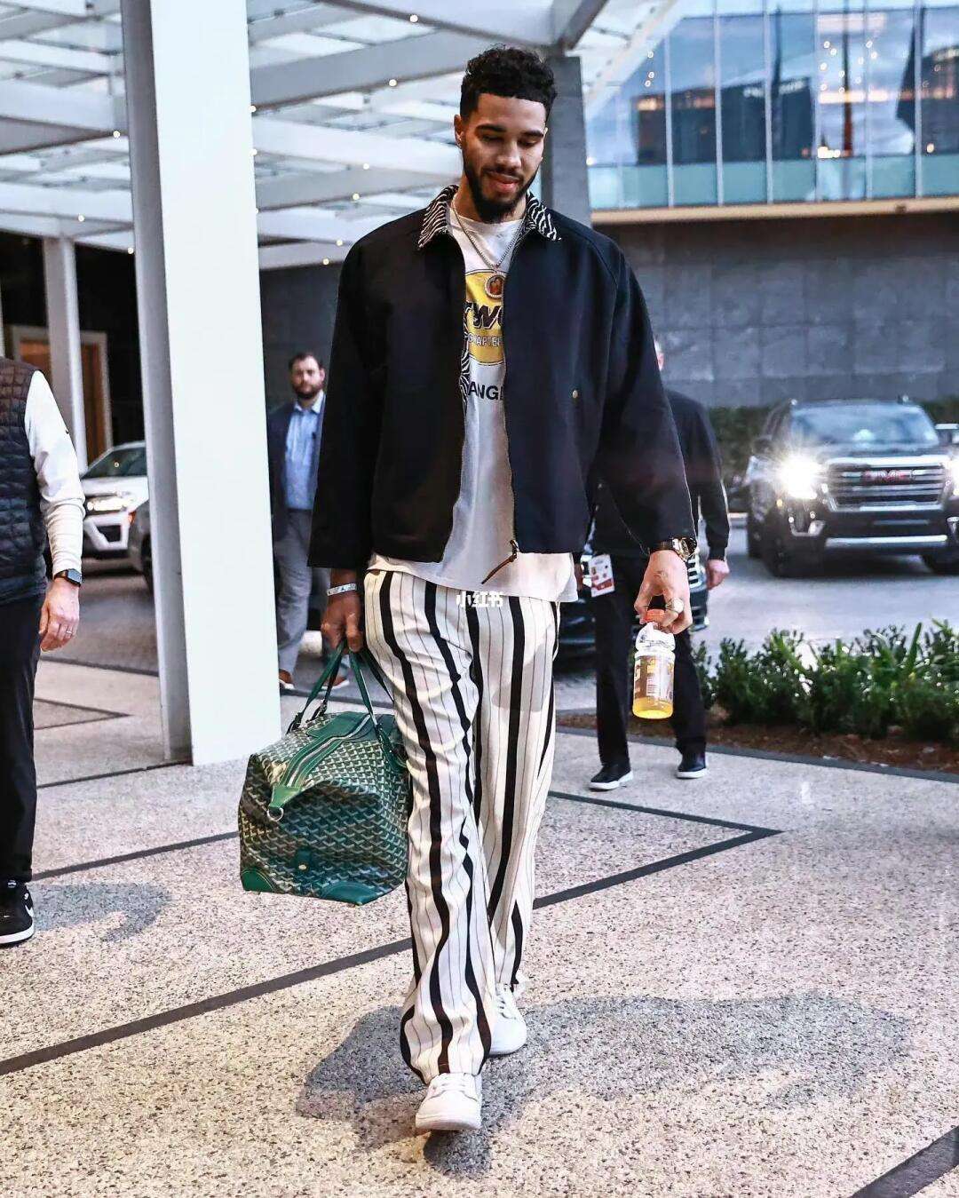 乐鱼官方-NBA比赛中球员们的时尚穿搭秀