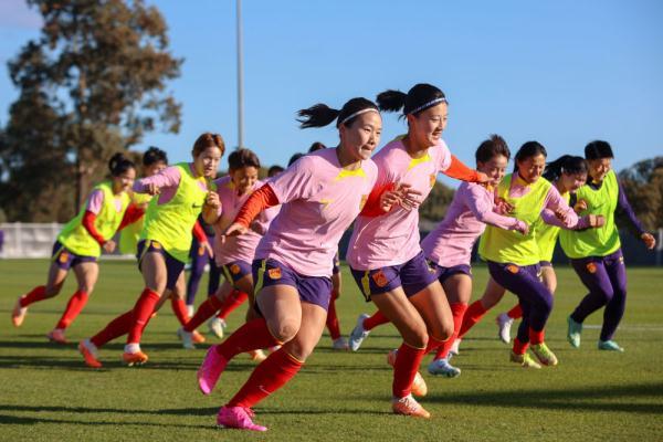 乐鱼体育网站-包含辽宁女足球员接受训练：磨砺自己技术的词条